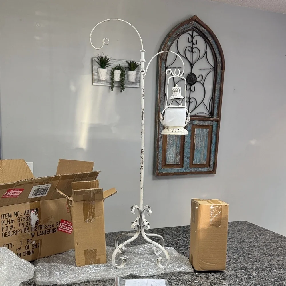 Distressed Lantern Stand with lanterns NEW